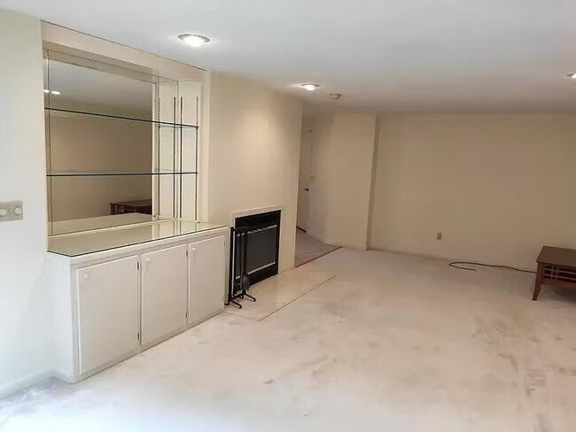 Building Photo - 605 Clubhouse Rd