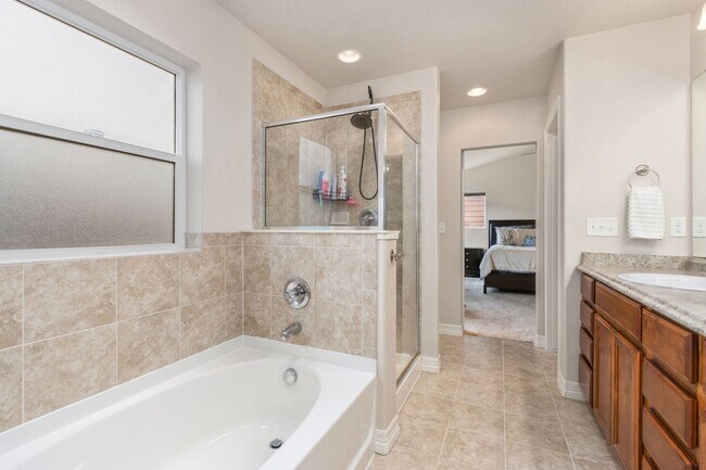 Building Photo - Beautiful 3 Bed 2.5 Bath House in NE Fort ...