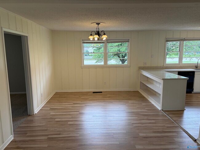 Building Photo - 8009 Whitesburg Dr