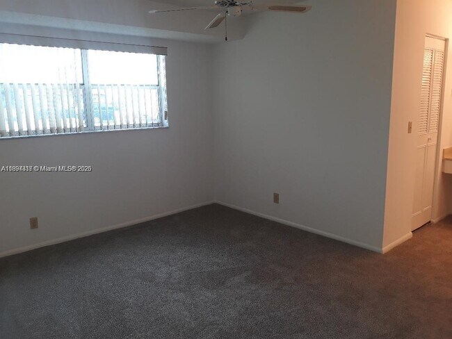 Building Photo - 147 Lake Carol Dr
