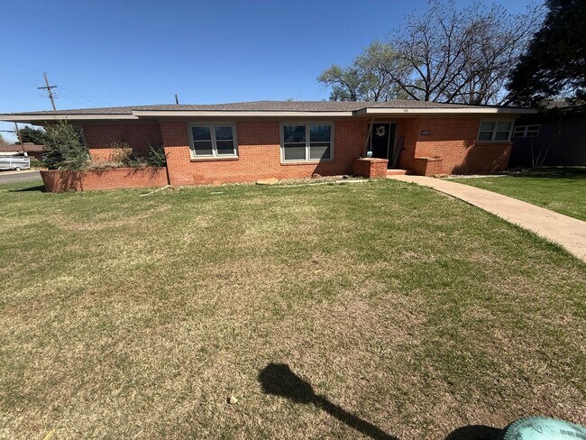 Building Photo - PRE LEASING for Fall 2026! 5 bedroom 3 bath Home!