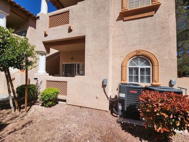 Building Photo - Fabulous First Floor Condo!