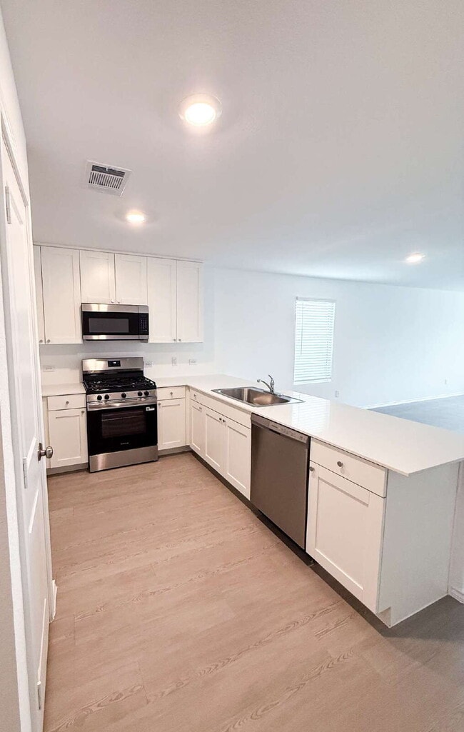 Building Photo - One Story 4 Bedroom/2Bath - For Rent - San Marcos, TX - Minutes From Shopping, Entertainment, and...
