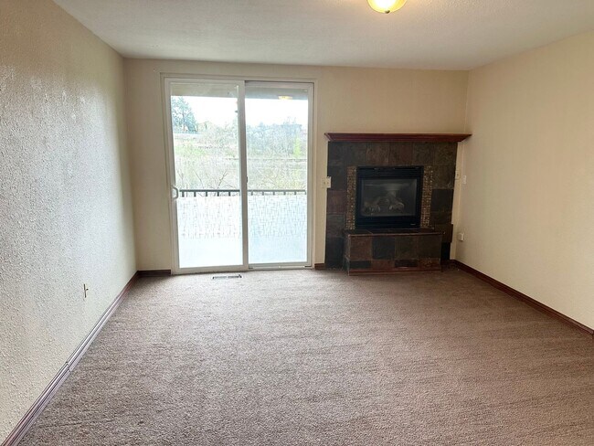 Building Photo - Ideal 2 Bedroom 2 Bathroom Lower Level Unit - Backs to Beautiful Greenspace!