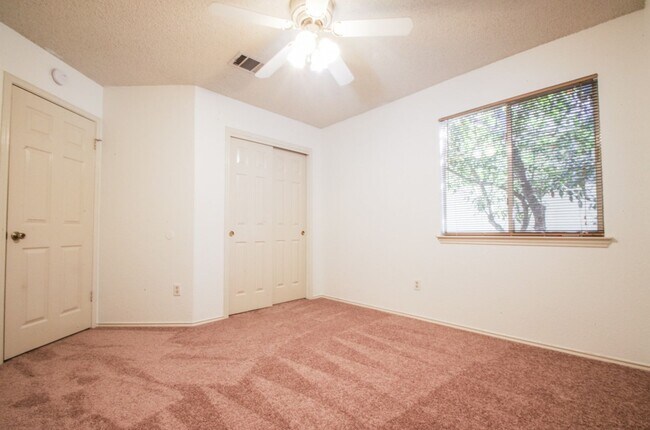 Building Photo - Great 4 bed 2.5 bath on Greenbelt