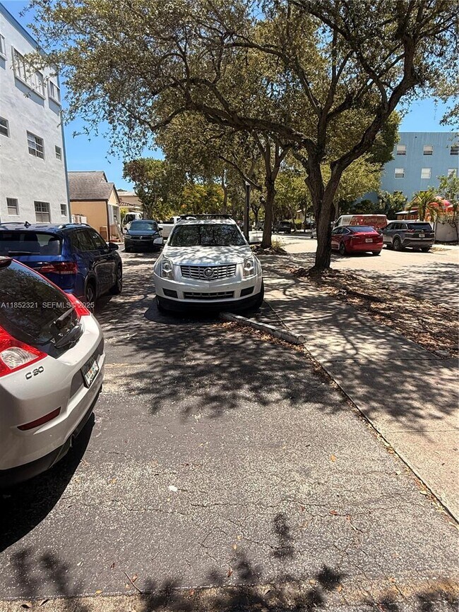 Building Photo - 1943 Monroe St