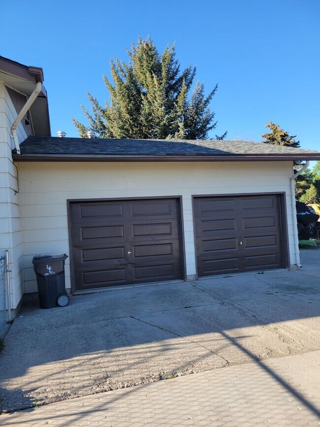 Building Photo - 3 Bedroom 1 Bathroom Duplex