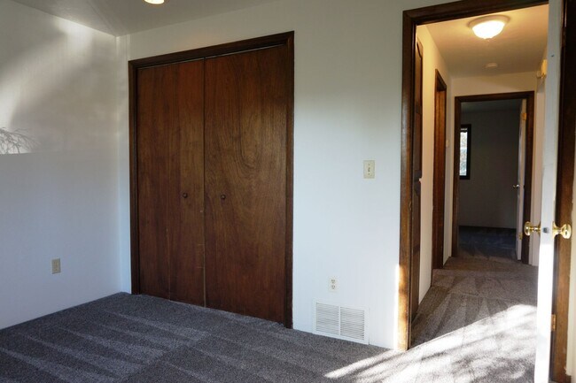Building Photo - 948