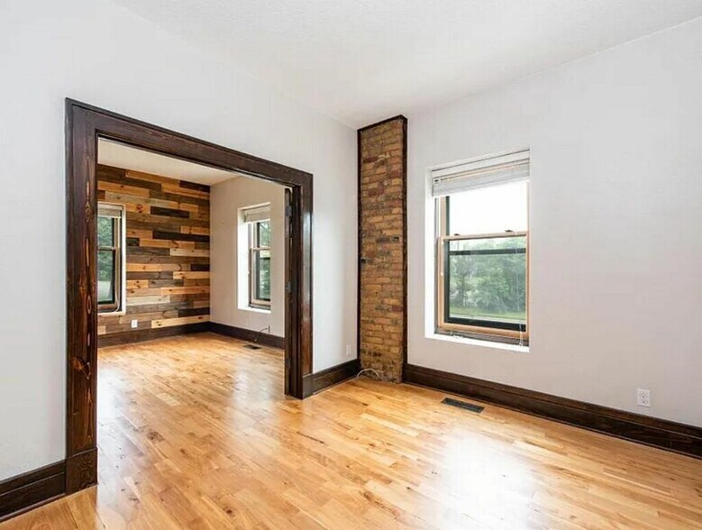 Building Photo - 1801 10th Ave S