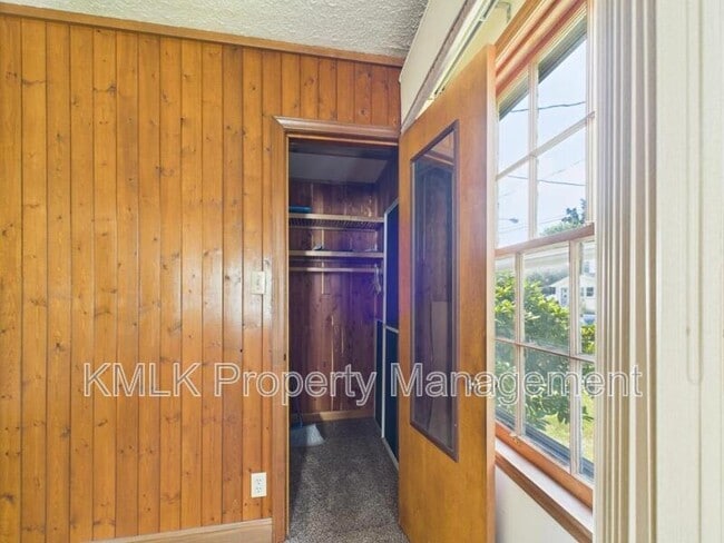 Building Photo - 975 Glenwood St NE