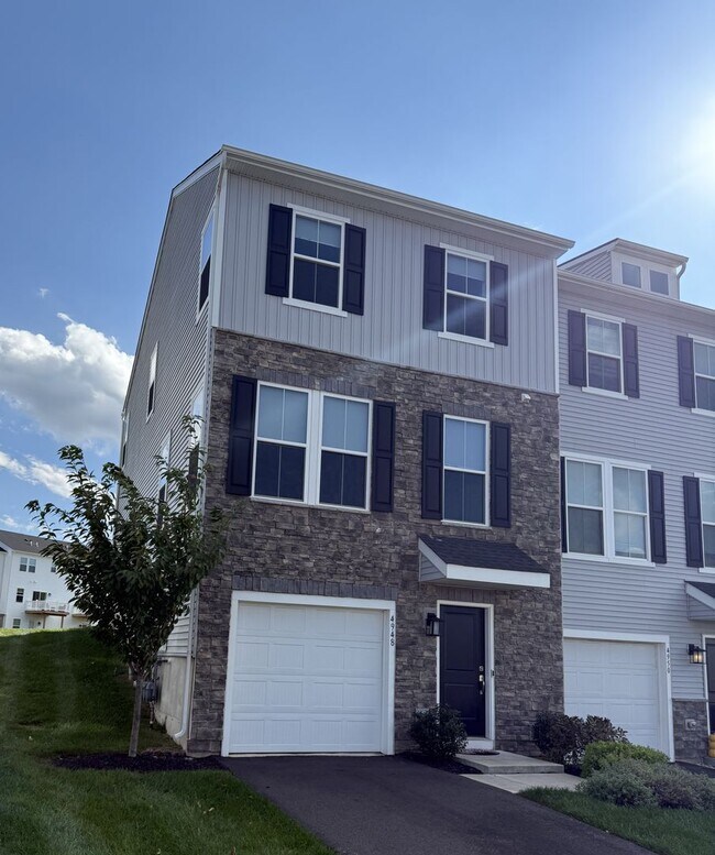 Building Photo - THREE BEDROOM/ END OF ROW TOWNHOME in Southern Lehigh Schools