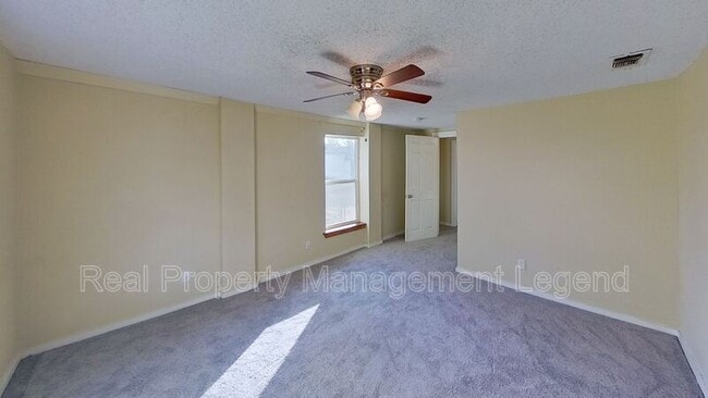 Building Photo - 1030 Oak Dr