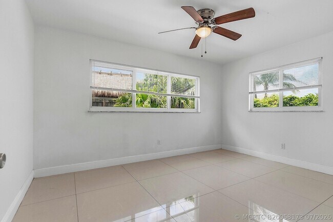 Building Photo - 2910 NE 40th Ct