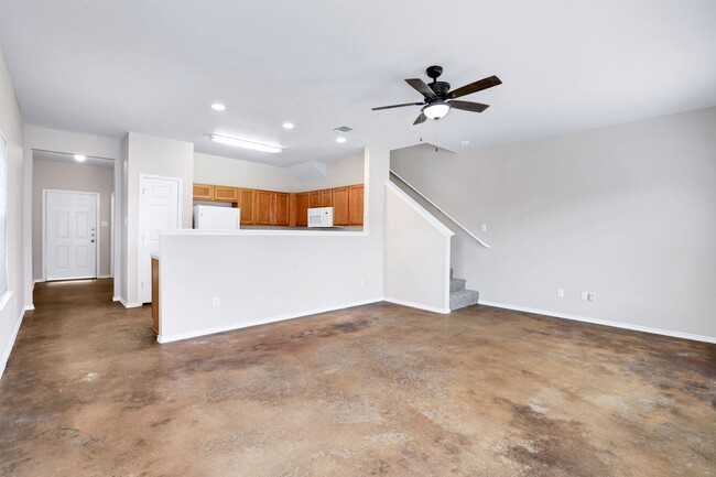 Building Photo - 5815 Golf Bend