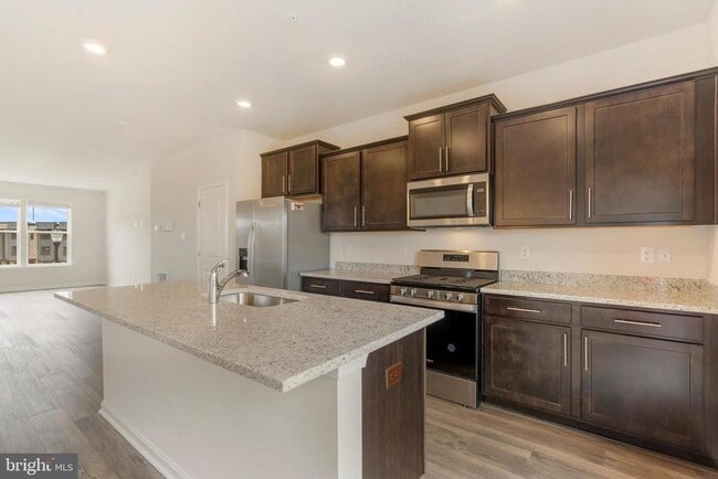 Building Photo - 463 Tiller St