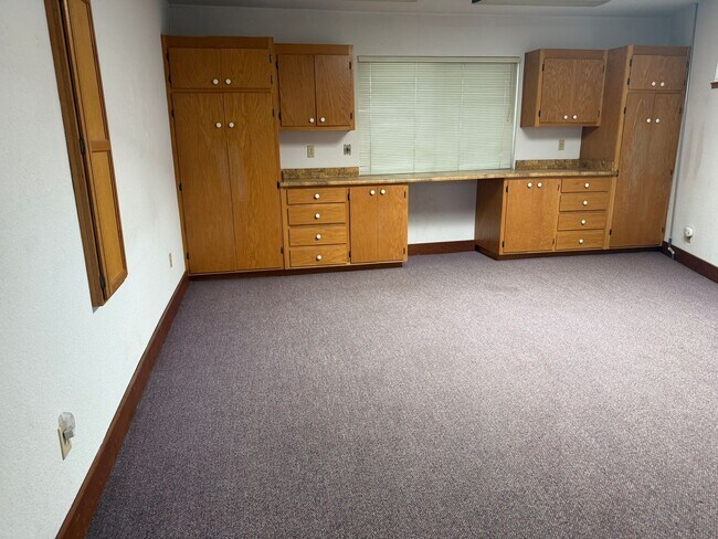 Building Photo - 718 Linwood St