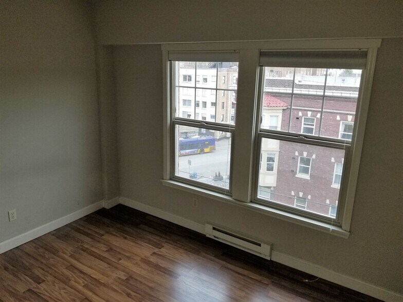 Building Photo - 505 E Denny Way