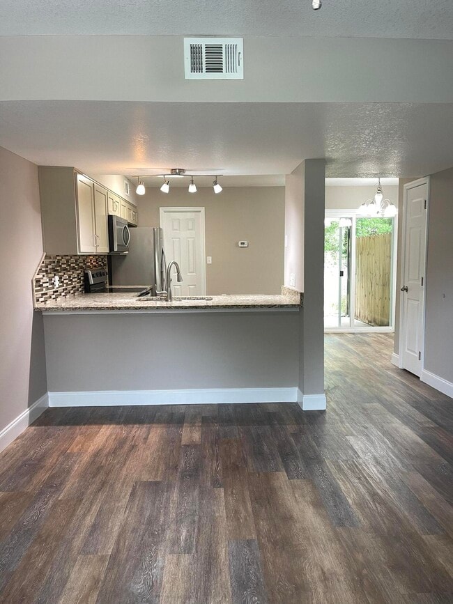 Building Photo - 702 Terrance Ct