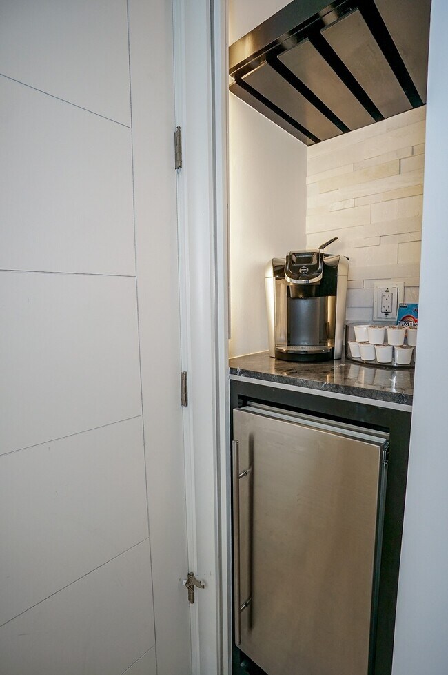 Building Photo - 5711 Sugar Hill Dr