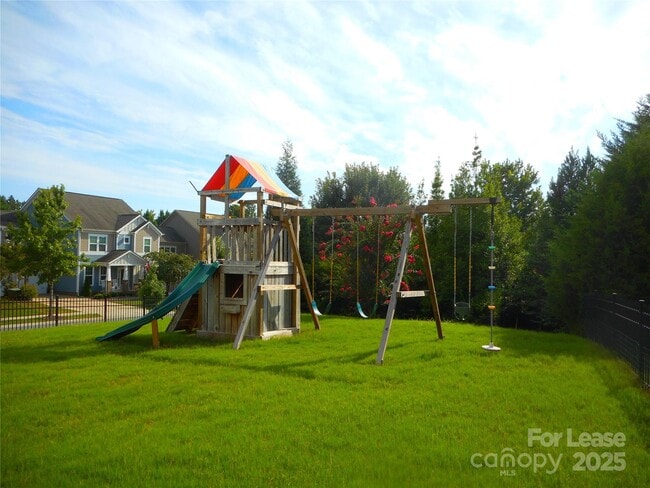 Building Photo - 3038 Oakmere Rd