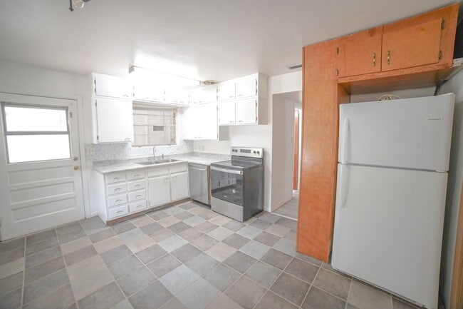 Building Photo - 3 Bed / 2 Bath Brick Home With Yard In Town