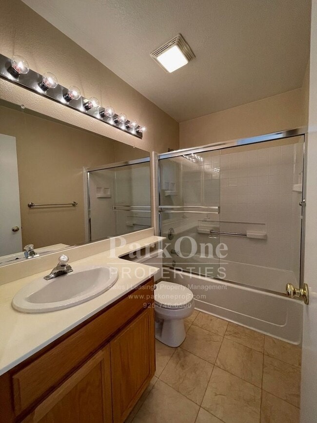 Building Photo - Great Townhouse in Livermore Available Now!