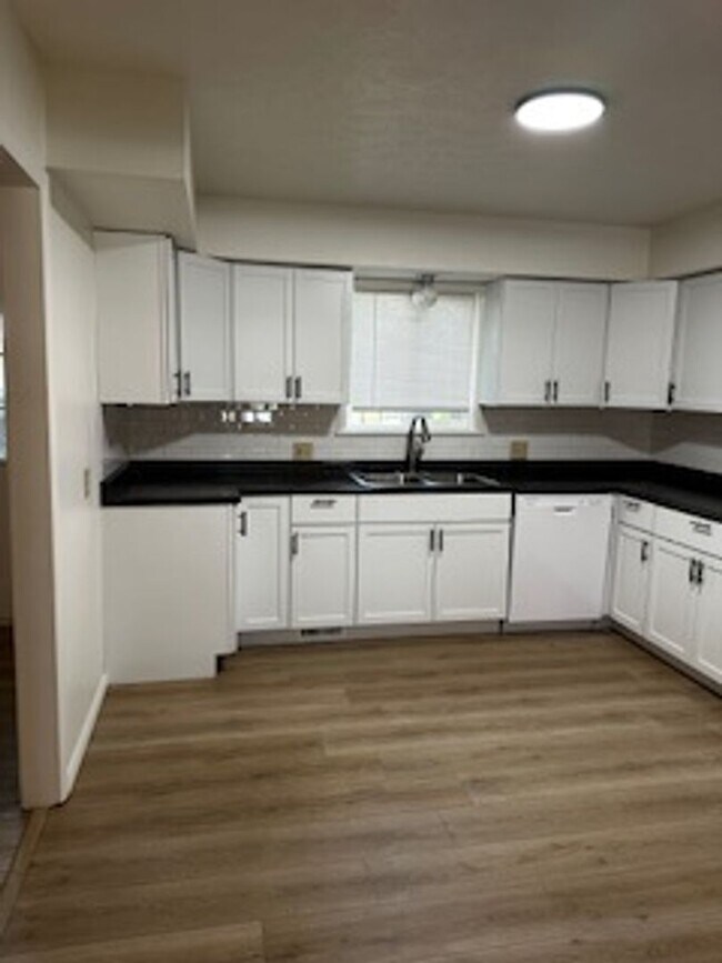 Building Photo - Fully Remodeled Home!