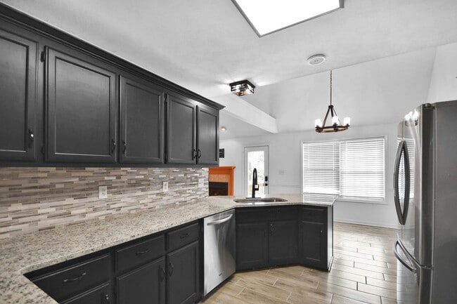 Building Photo - Three Bedroom with Bonus!