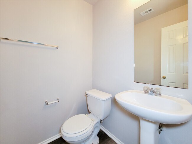 Building Photo - 5746 Roehampton Ct