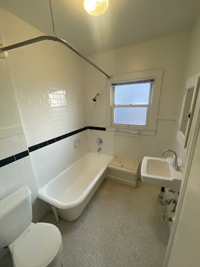 Building Photo - Charming one-bed, one-bath apartment in Mi...