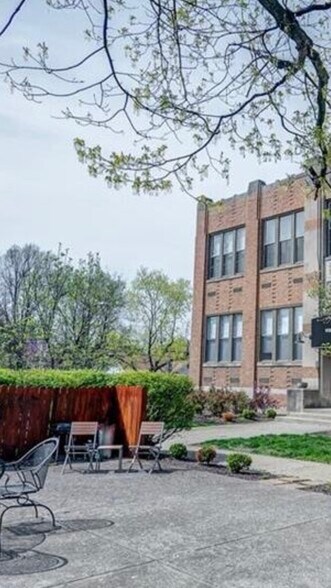 Side Entrance - 920 E 62nd St