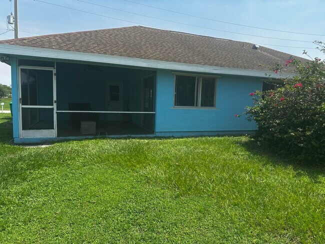 Building Photo - 2226 SE Tiffany Ave