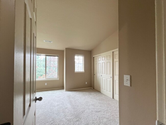 Building Photo - 2 Bed Townhouse with Two Master suites- Ne...