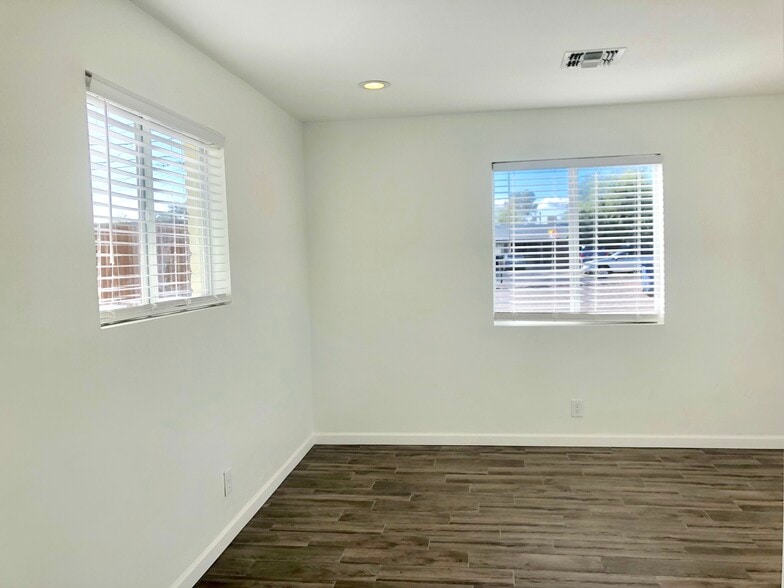 Building Photo - 3219 E Bermuda St