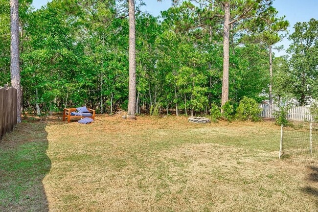 Building Photo - Spacious home located in the beautiful and...