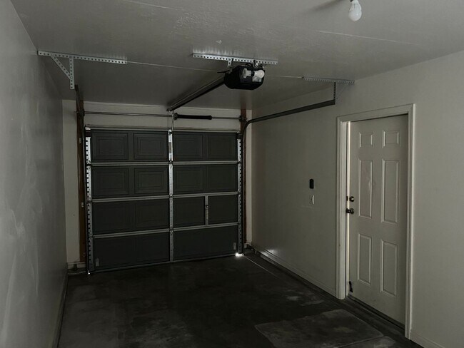 Building Photo - APARTMENT
