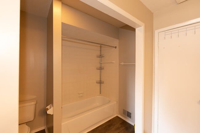 Building Photo - 2 bed 1.5 bath townhome located in the Millersville area.