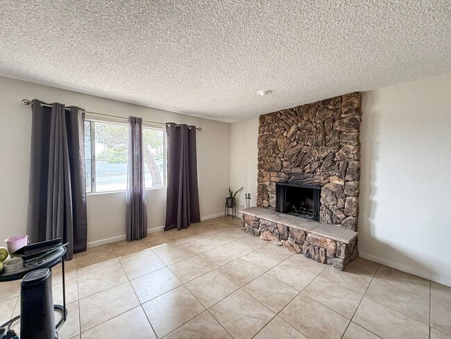 Building Photo - 2 Bedroom Yucca Valley Home