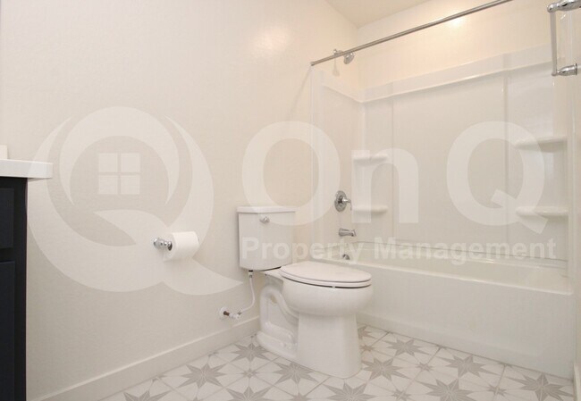 Building Photo - 2540 W La Salle St