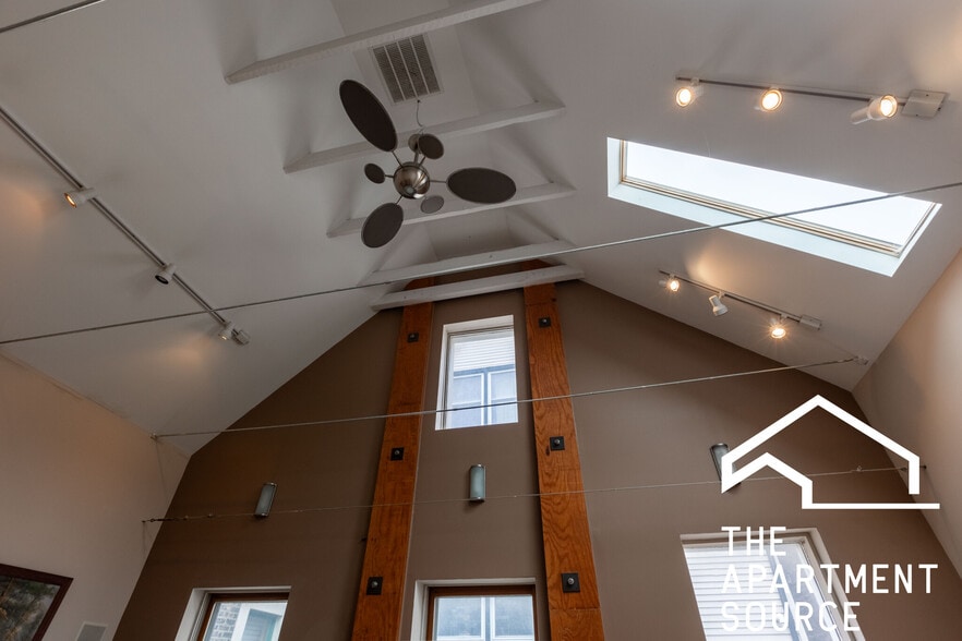 Building Photo - 1939 N Winchester Ave