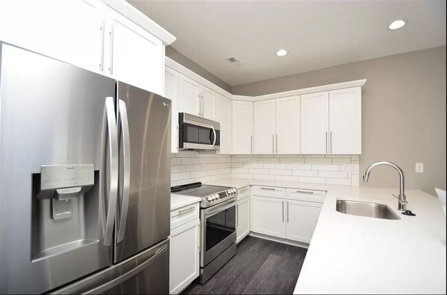 Building Photo - 660 SE Greyson Ln