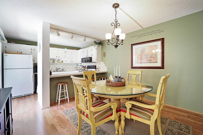 Building Photo - 825 Center St