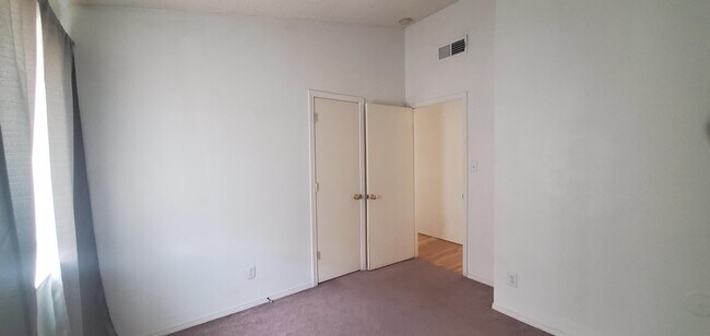 Building Photo - 3400 Tierra Cromo Rd