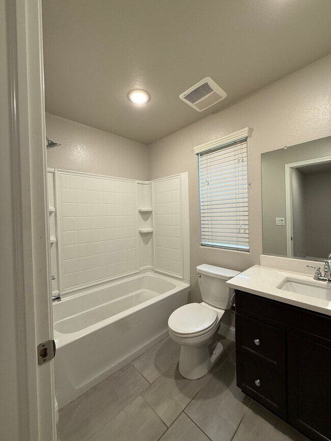 Building Photo - Charming 3-Bedroom Home in Family-Friendly 93727 Neighborhood