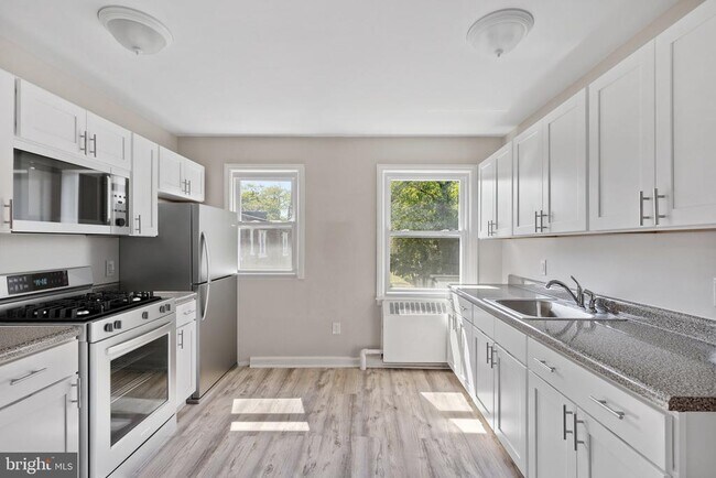 Building Photo - 56 W Maple Ave