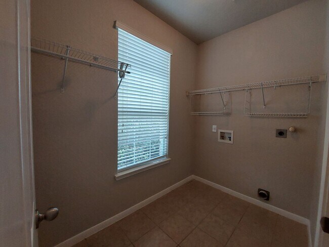 Building Photo - Lovely 4 Bedroom Home with Master Downstai...