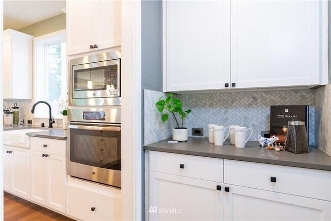 Building Photo - 4 Bedroom Oversized Home in Mountlake Terrace- Office Space and Charging Station