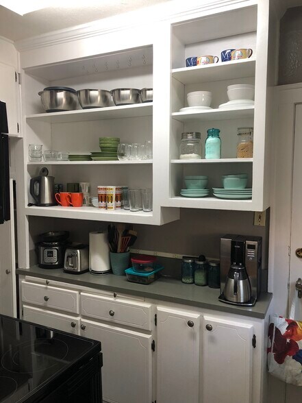 Kitchen - 2640 Lake St