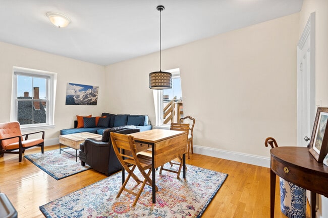 Dining and living room open space - 34 Pine St