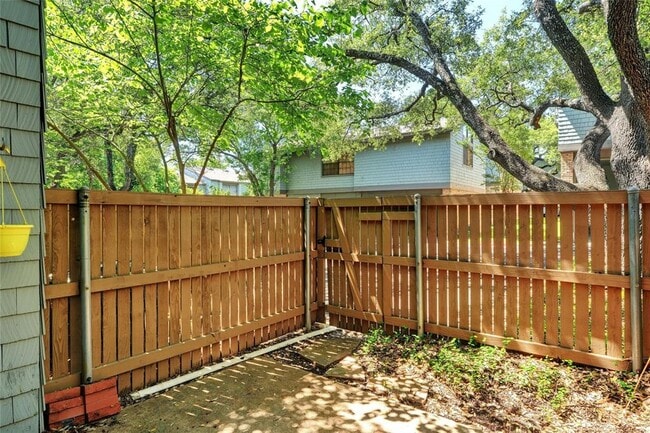 Building Photo - 7122 Wood Hollow Dr
